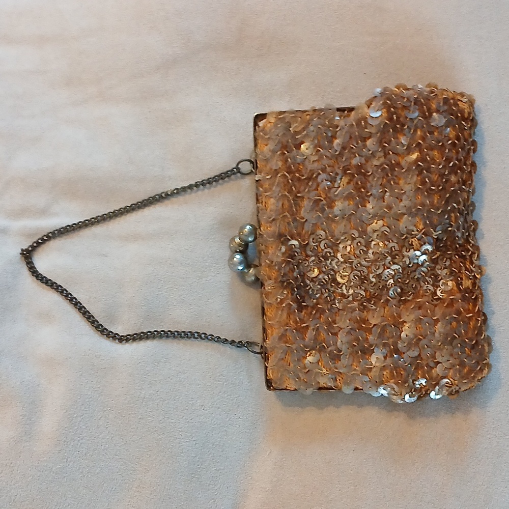 Vintage 1950s gold sequin evening handbag  kiss lock and a short chain handstrap